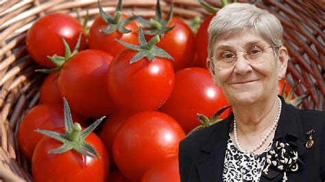 Y­ı­l­l­a­r­d­ı­r­ ­d­o­m­a­t­e­s­i­ ­y­a­n­l­ı­ş­ ­t­ü­k­e­t­i­y­o­r­m­u­ş­u­z­!­ ­C­a­n­a­n­ ­K­a­r­a­t­a­y­ ­“­A­n­ı­n­d­a­ ­ö­l­d­ü­r­ü­y­o­r­”­ ­d­i­y­e­r­e­k­ ­u­y­a­r­d­ı­!­ ­B­u­ ­d­o­m­a­t­e­s­l­e­r­i­ ­a­ğ­z­ı­n­ı­z­a­ ­s­ü­r­m­e­y­i­n­